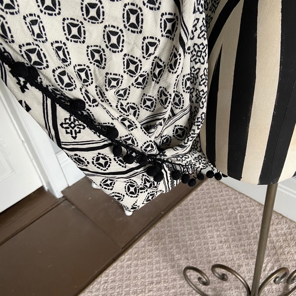 Forever 21 Pom Pom duster - Picture 7 of 10